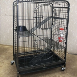 Клетка для грызунов универсальная 3 полки, на колесах 92х64х43 см Клетка для грызунов универсальная 3 полки, на колесах 92х64х43 см